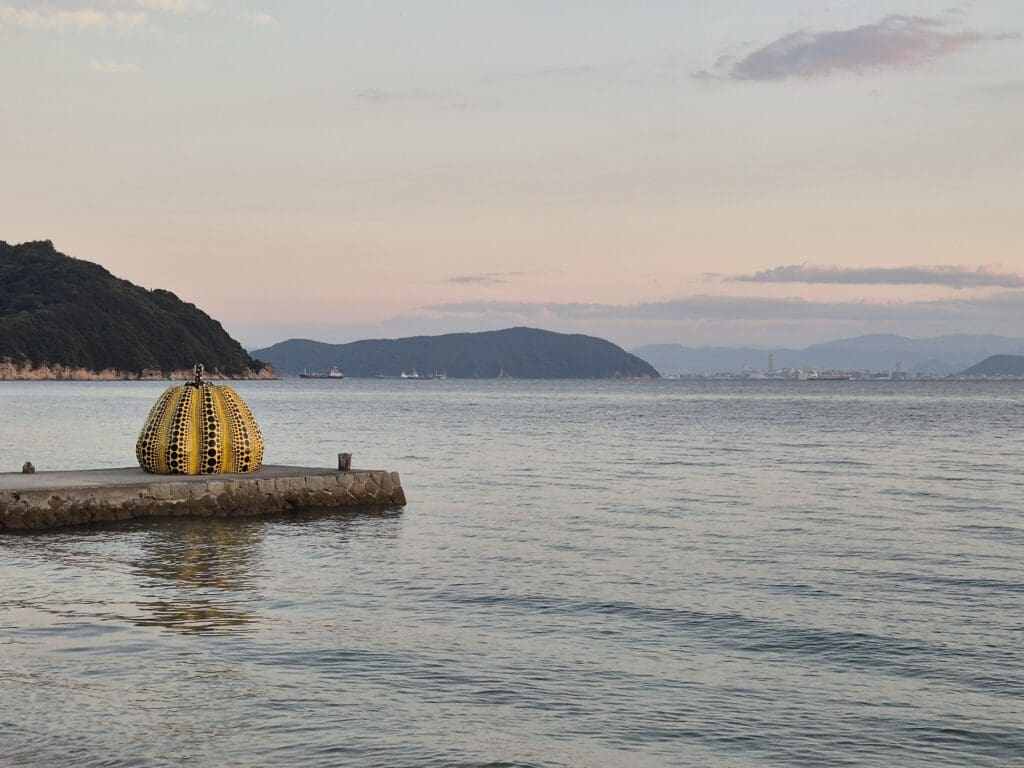 나오시마의 노란호박 쿠사마야 야요이