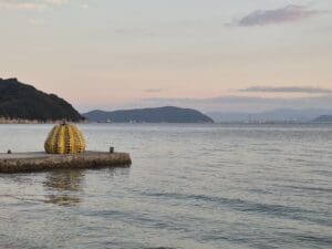 나오시마 쿠사마야요이 노란호박